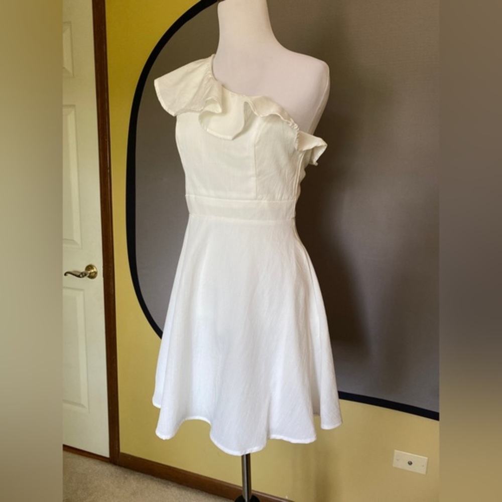*NEVER WORN White Ruffle One-Shoulder Dress Size S